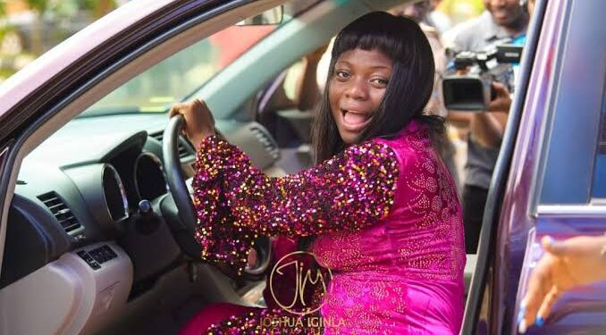Shock as gospel singer, “Oniduro mi” crooner, Yinka Alaseyori gets car gift from Prophet Iginla