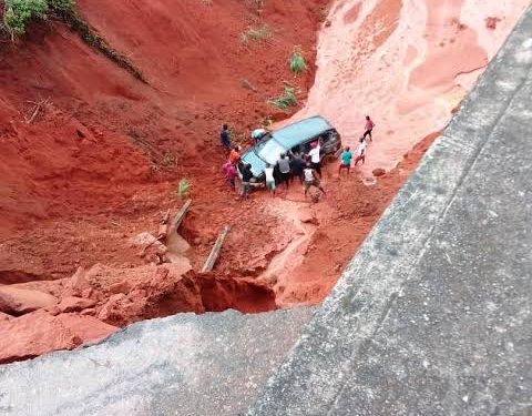 SAD: Fully Loaded Bus Falls Into A Deep Gully In Imo [VIDEO]