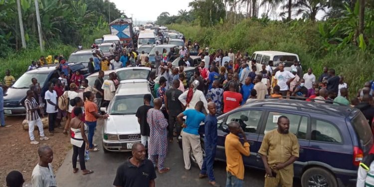 Travellers stranded in Edo as drivers block Benin/Auchi Road over kidnap of colleague [PHOTOS]