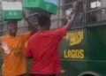 Moment Hawker Gave Money To Occupants Of Prison Bus [VIDEO]