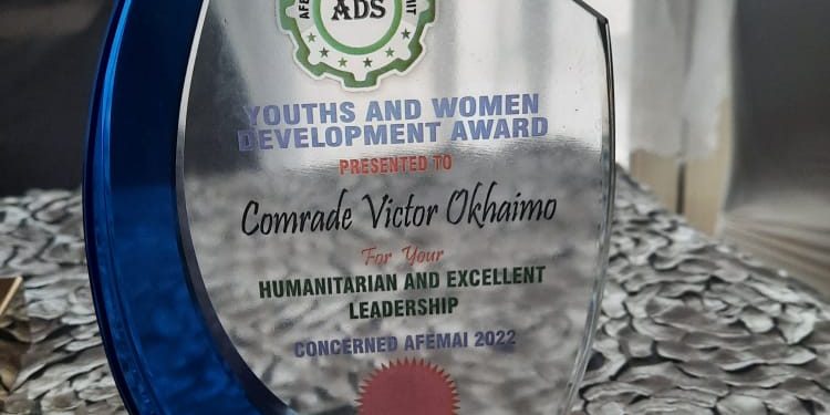 APC Aspirant Okhaimo Receives Humanitarian Award From Afemai Youth And Women Development