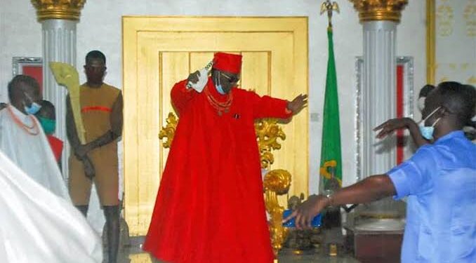 FG Gives Exclusive Custody of Returned Bini Artefacts to Oba of Benin