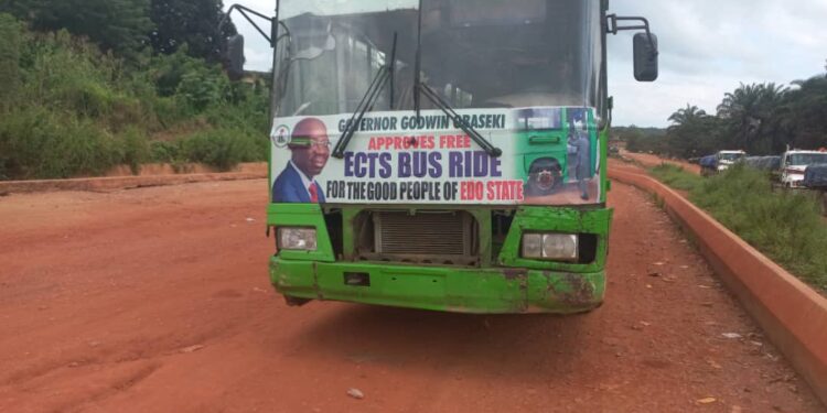 Obaseki Free Bus Passengers Stranded In Ewu As Vehicle Runs Out Of Diesel [PHOTOS+VIDEO]