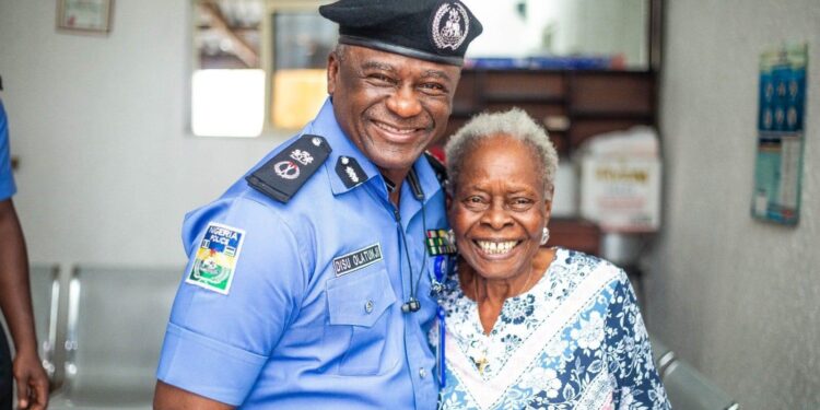 Rivers CP Tunji Disu Visits 94-Year-Old Pioneering Female Police Officer, Stella Okuyiga [PHOTOS]