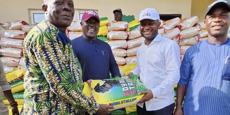 Palliative: Idahosa distributes bags of rice to constituents [PHOTOS]